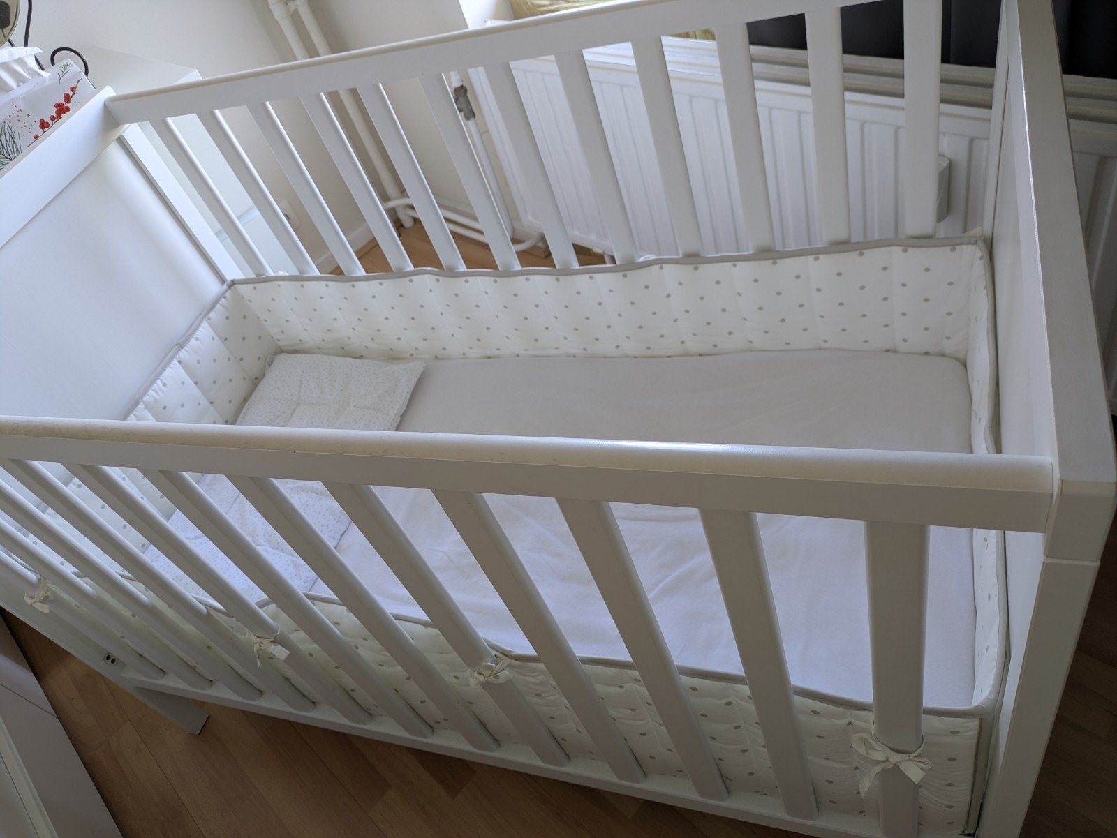 Lit bébé IKEA très bon état (+matelas+coussin+ linge de lit), Enfants & Bébés, Enlèvement, Lit