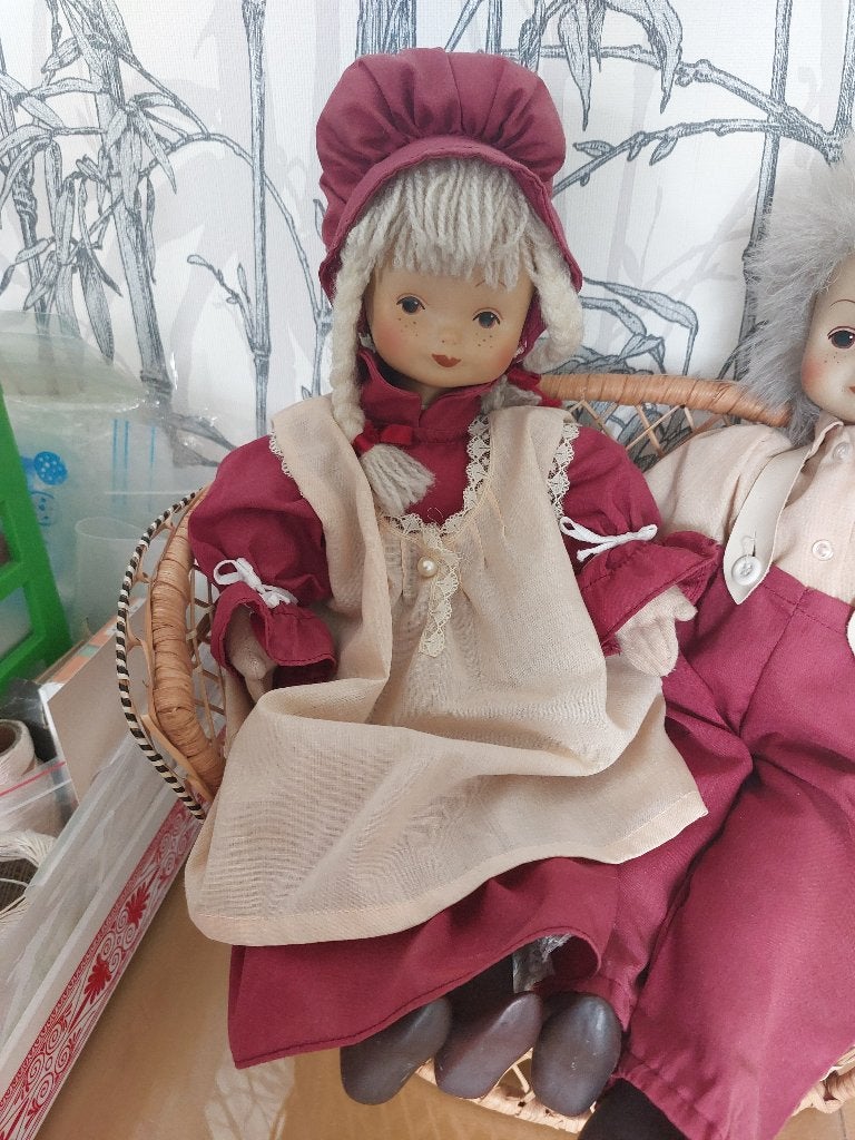 2 poupées porcelaines dans divan en osier, Collections, Enlèvement ou Envoi, Utilisé, Poupée