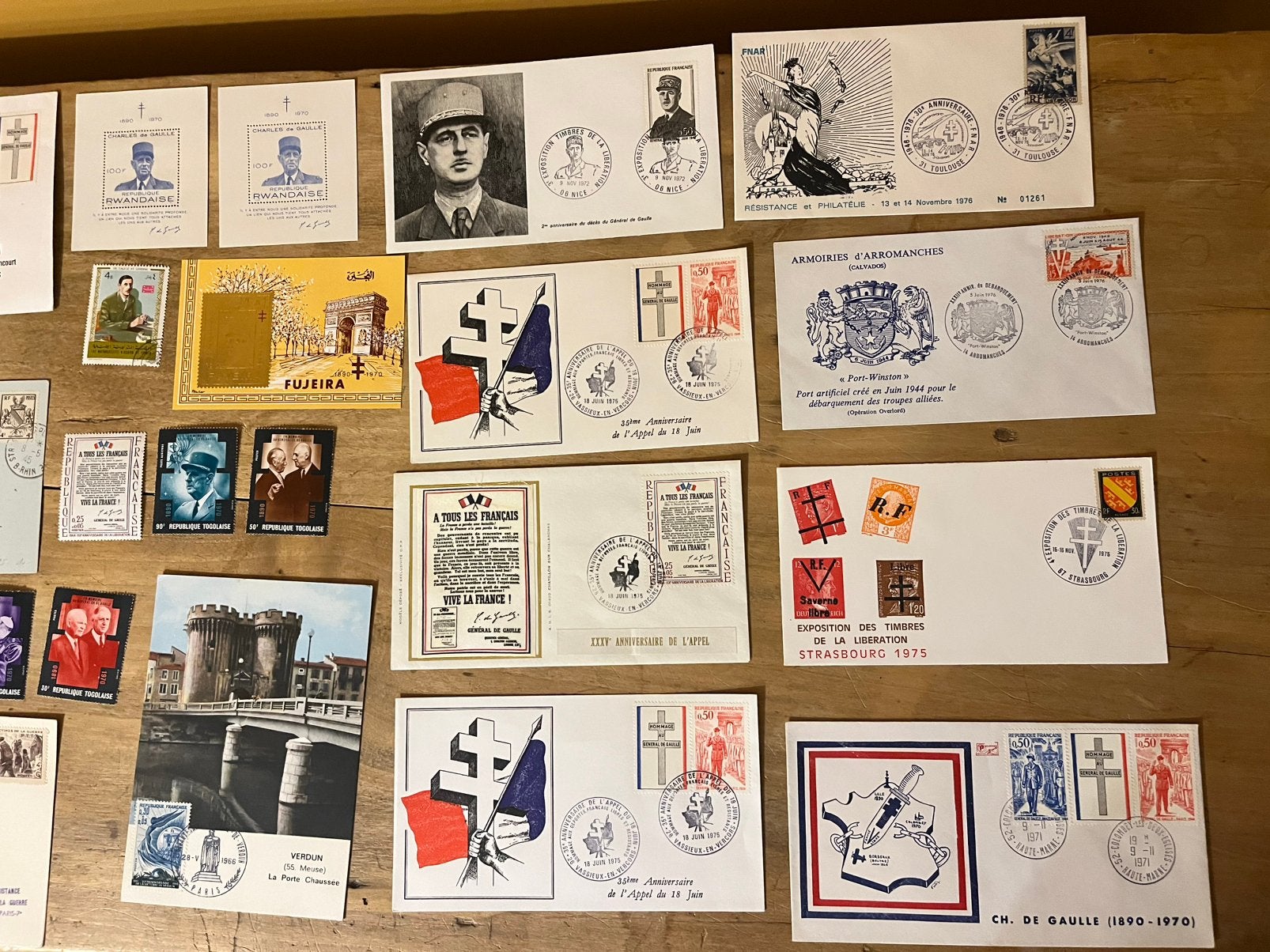 Lot philatélique sur le theme des guerres mondiales, Enlèvement ou Envoi