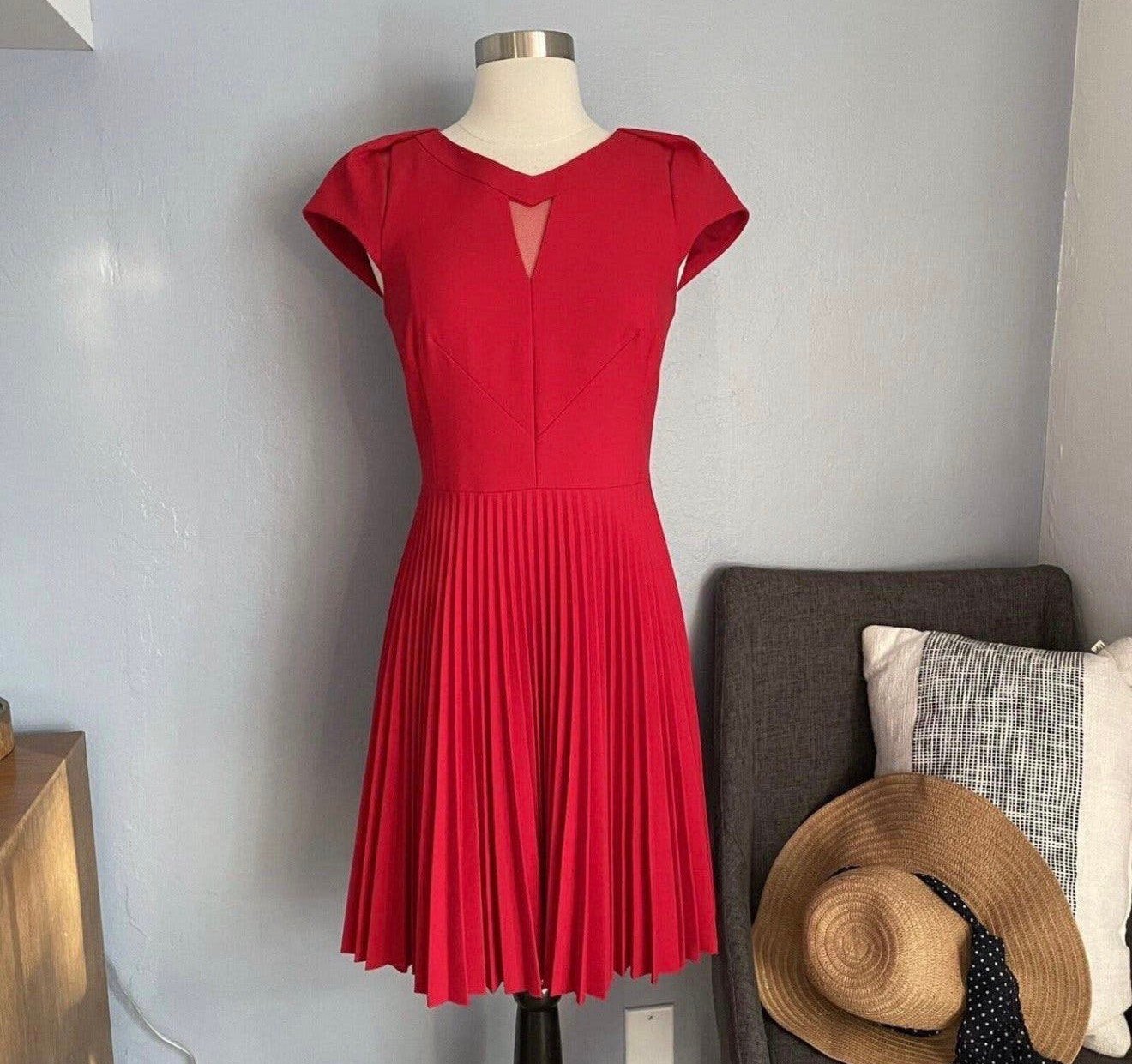 Robe plissée rouge Karen Millen pour femme 38-M NEW - design, Enlèvement ou Envoi, Neuf, Taille 38/40 (M), Rouge