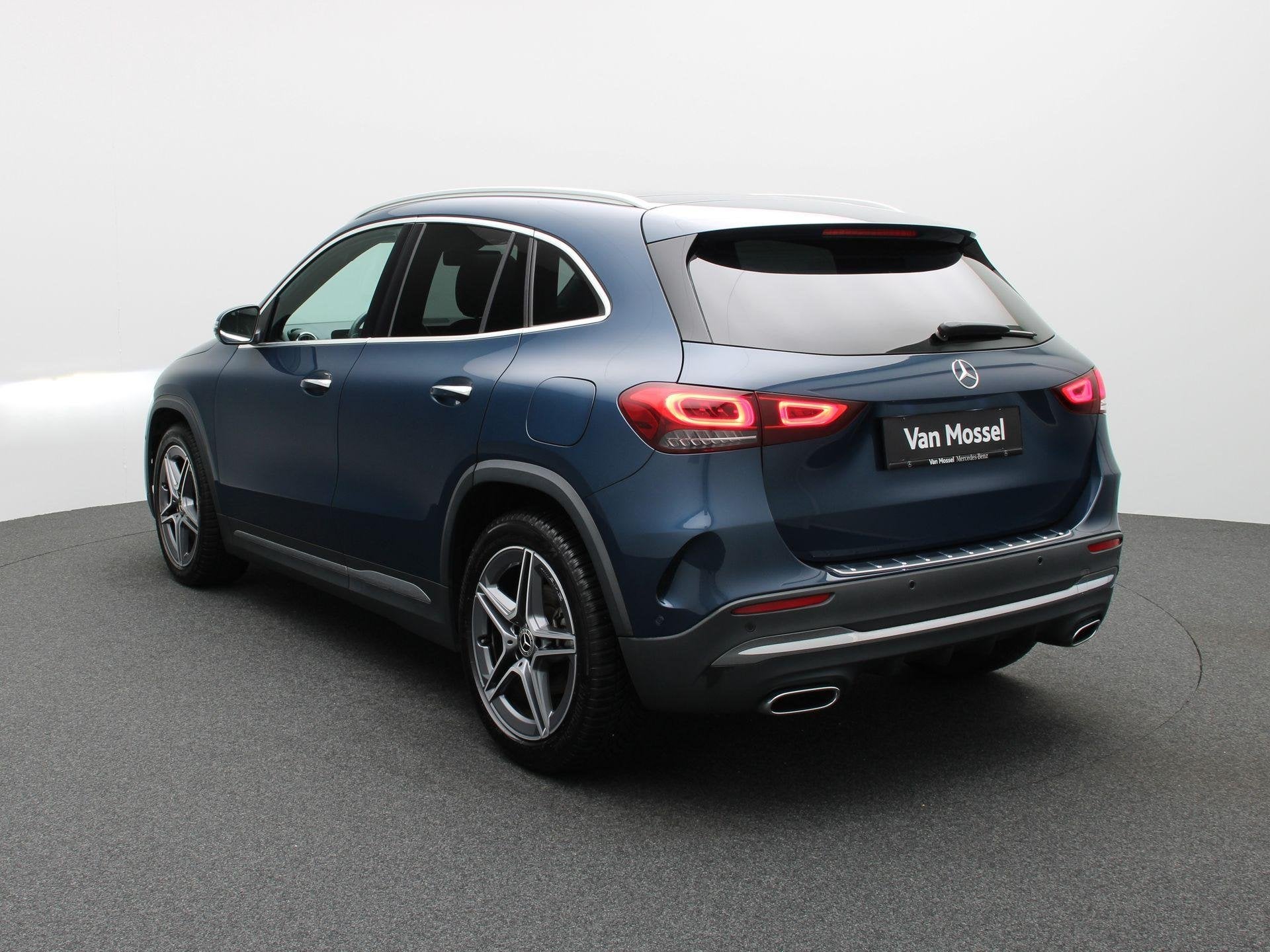 Mercedes-Benz GLA 180 AMG Line + MULTIBEAM LED + PANORAMISCH, Auto's, Dealer onderhouden, Stof, Gebruikt, Zwart