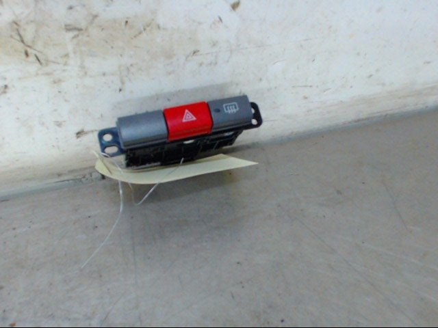 COMMUTATEUR DE FEUX DE DETRESSE Cuore (L251 / 271 / 276), Utilisé, Daihatsu