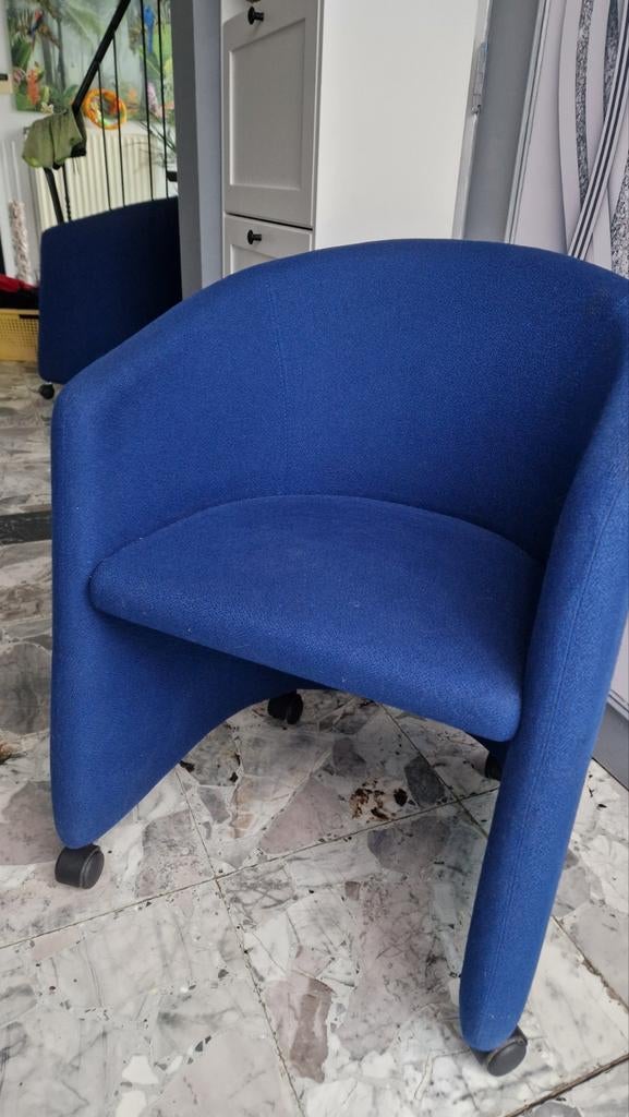Twee blauwe stoelen on wielen, Enlèvement