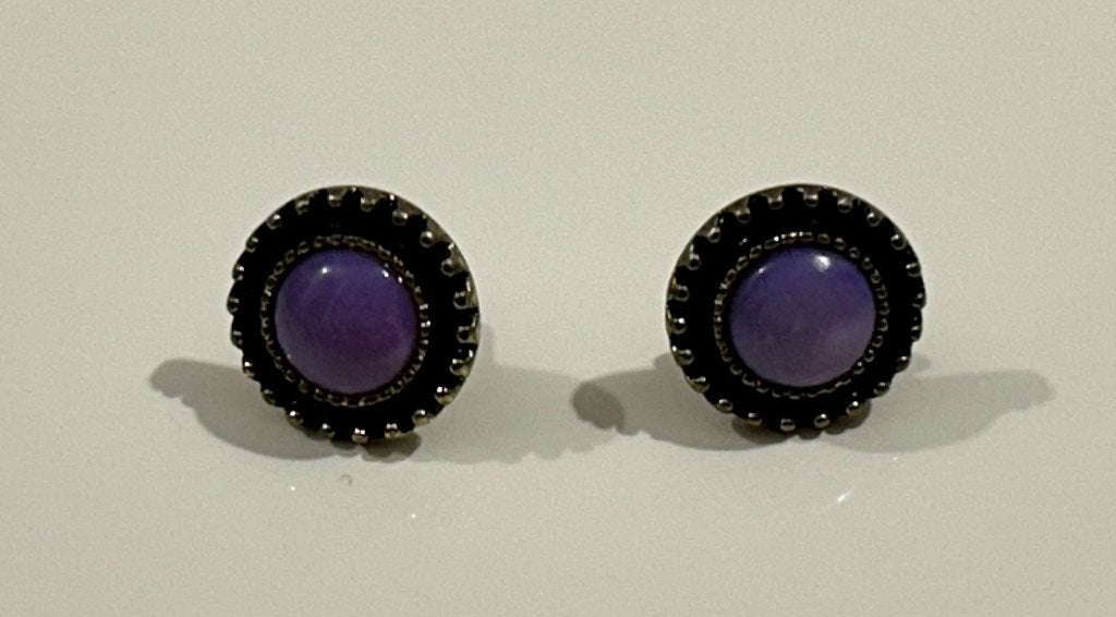 Goudkleurige oorbellen met paarse steen, Bijoux, Sacs & Beauté, Enlèvement ou Envoi, Utilisé, Violet, Puces ou Clous