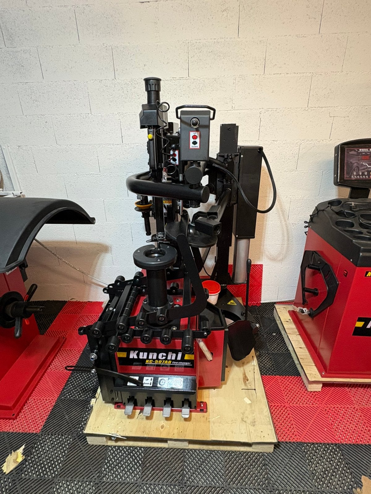 Machine À Pneus avec ascenseur automatique, Enlèvement, Comme neuf