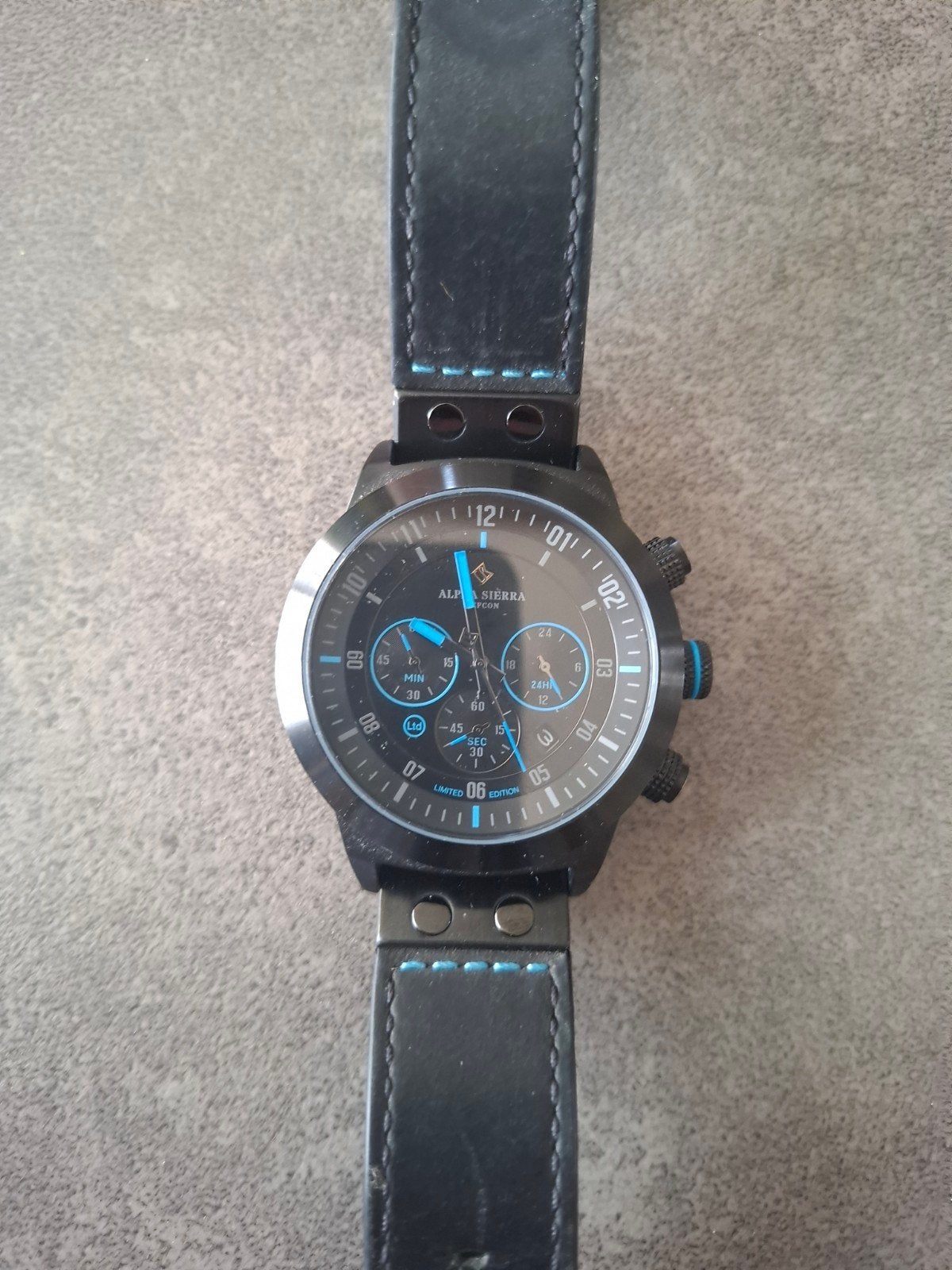 montre Alpha Sierra, Bijoux, Sacs & Beauté, Montres | Hommes, Montre-bracelet, Autres marques, Cuir, Acier