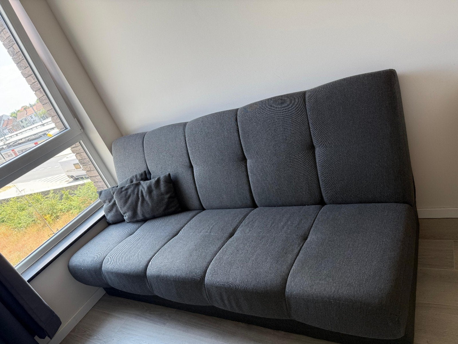 Moderne grijze converteerbare futonslaapbank met opbergruimt, Huis en Inrichting, Slaapkamer | Slaapbanken, Ophalen, 70 cm of minder
