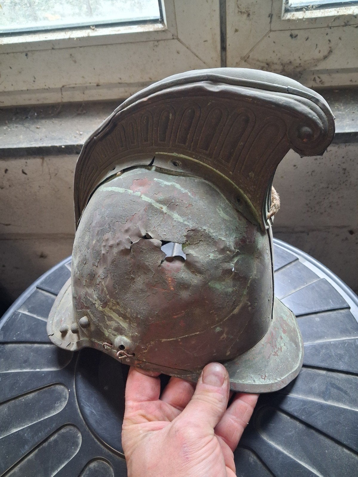 casque en laiton ou en cuivre, tres ancien., Enlèvement ou Envoi