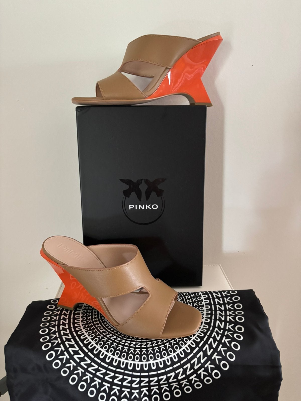 Mt 40 PINKO dames slippers ( nieuw), Vêtements | Femmes, Chaussures, Enlèvement ou Envoi, Neuf, Sandales de bain