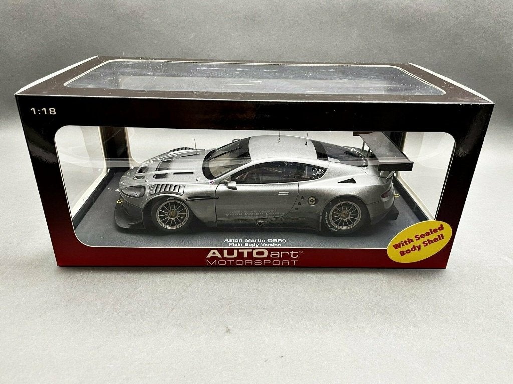 ASTON MARTIN DBR9 Plain Body 2006 1/18 AUTO ART Neuve+Boite, Enlèvement ou Envoi, Neuf, Voiture, Autoart