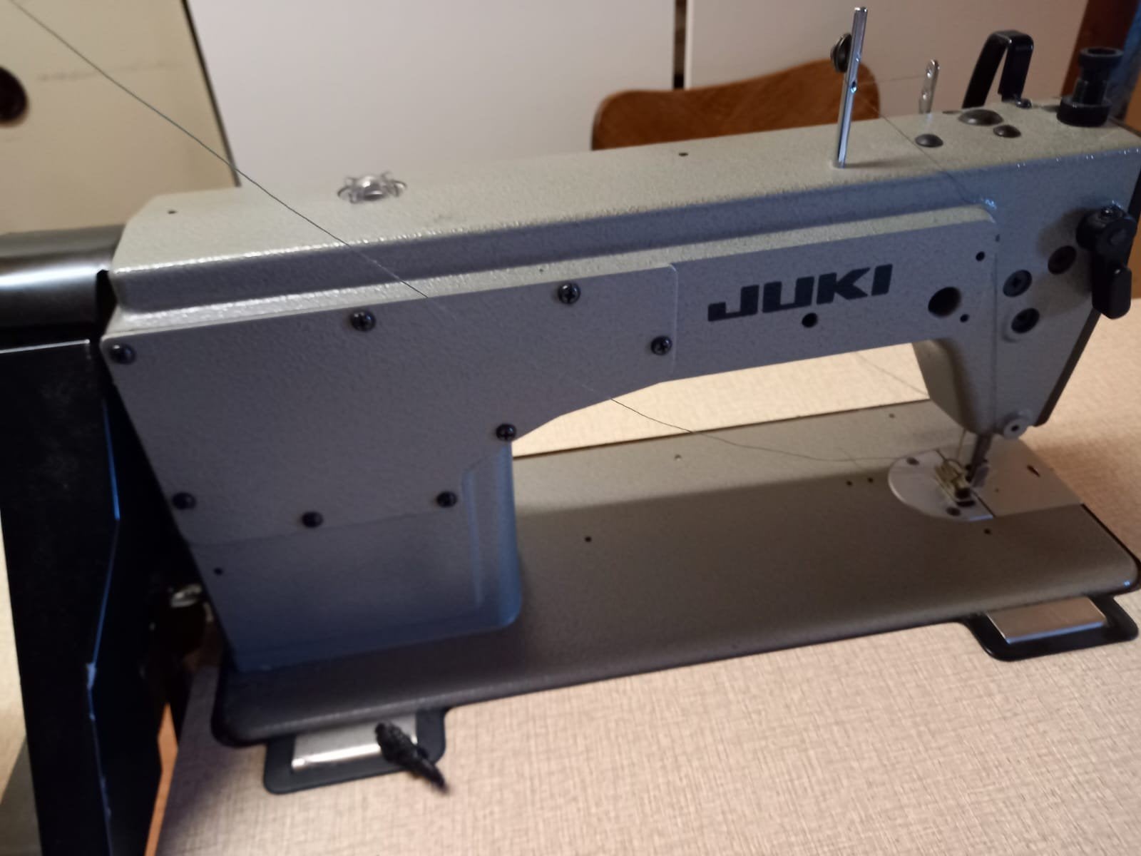 JUKI DDL5530  industriele vlakstikmachine, Hobby & Loisirs créatifs, Machines à coudre & Accessoires, Utilisé, Machine à coudre