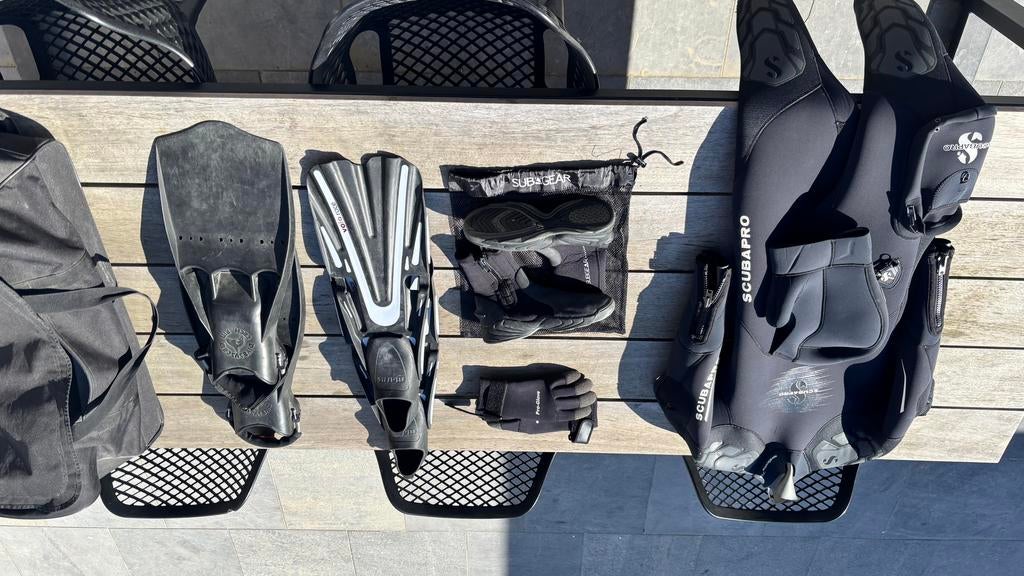 Duikenmateriaal botjes, vliezen, handschoenen, Ophalen, Duikpak