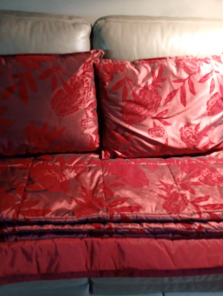 Ensemble couvre lit réversible,2 coussins et tentures, Enlèvement