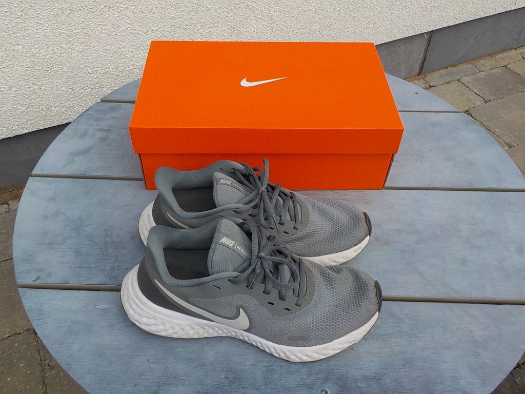 grijze Nike Revolution 5 sportschoenen maat 41, Kleding | Heren, Schoenen, Overige kleuren, Sportschoenen, Nike, Ophalen of Verzenden
