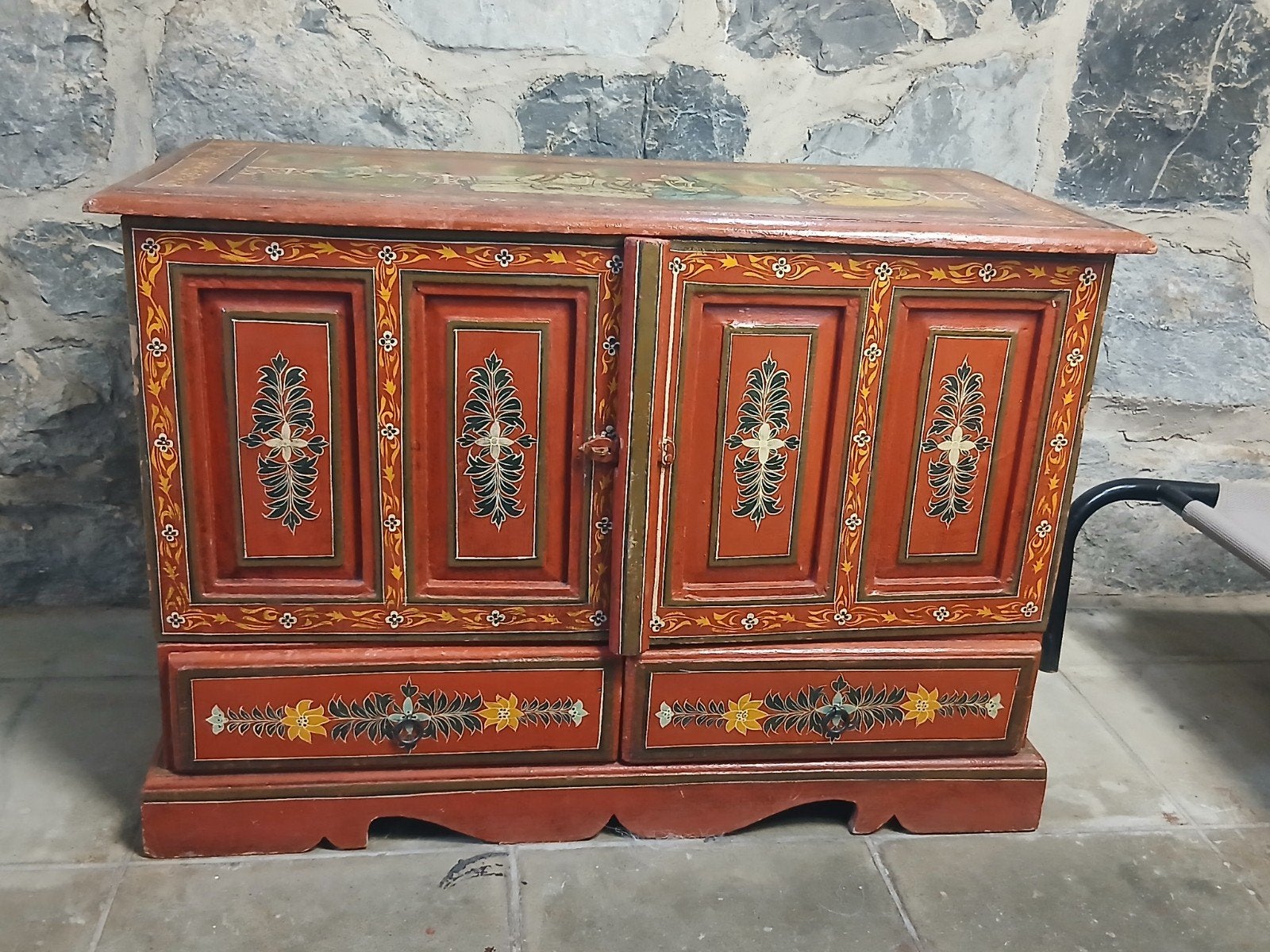 Petit buffet bas de style indien peint à la main, Ophalen