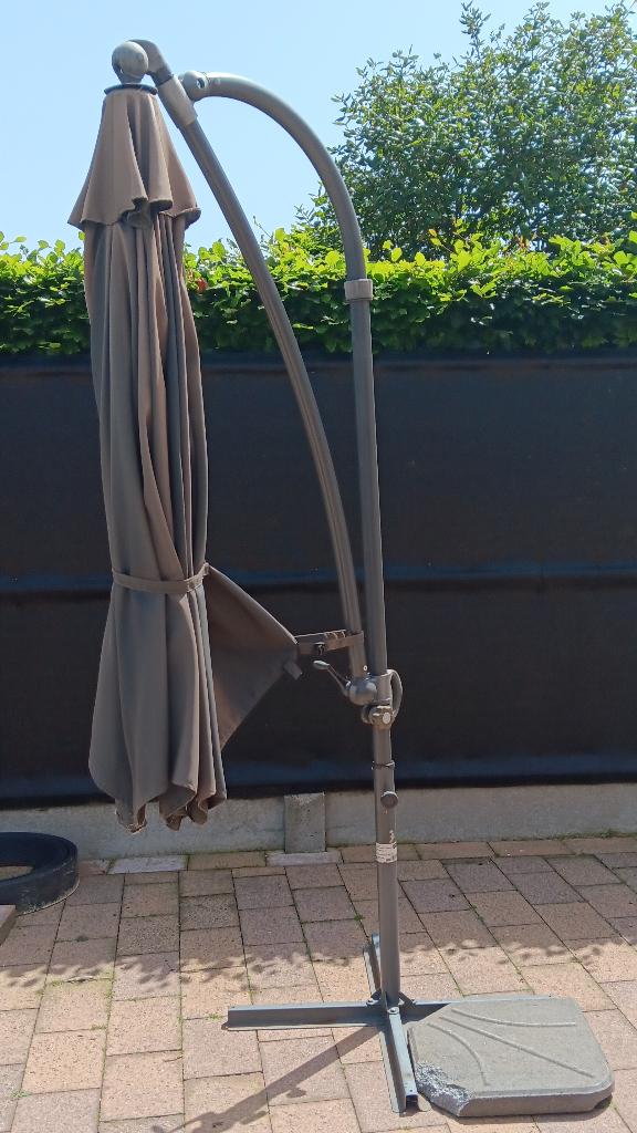 Zweefparasol met voet en tegels, Tuin en Terras, Parasols, Gebruikt, Zweefparasol, 3 tot 4 meter, Kantelbaar, Verstelbaar, Ophalen