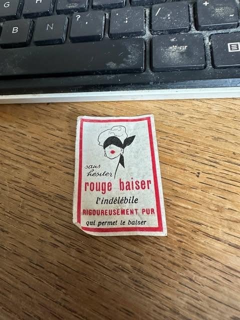 étiquette de boîte à allumettes label rouge baiser, Boîtes ou marques d'allumettes, Rouge baiser, Enlèvement ou Envoi, Info@rougebeis.lf