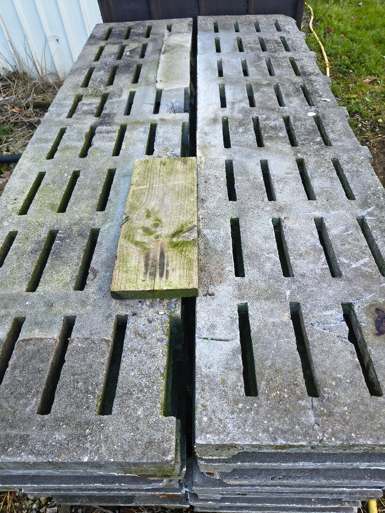 Betonroosters en hokwanden