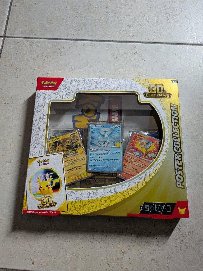 Pokemon TCG 30th Celebration Poster Collection Box, Ophalen of Verzenden, Nieuw, Boosterbox, Foil