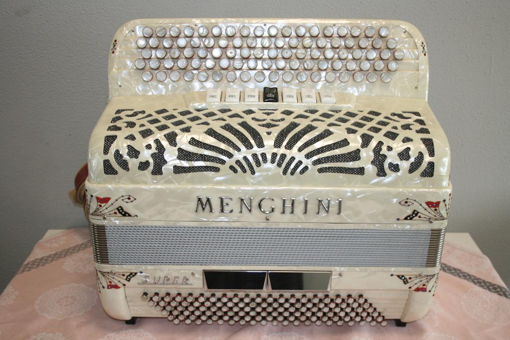 Super Menghini Knop Accordeon B-Griff- Do3 - 120 Bassen, Muziek en Instrumenten, Accordeons, Met koffer, Zo goed als nieuw, Knopaccordeon