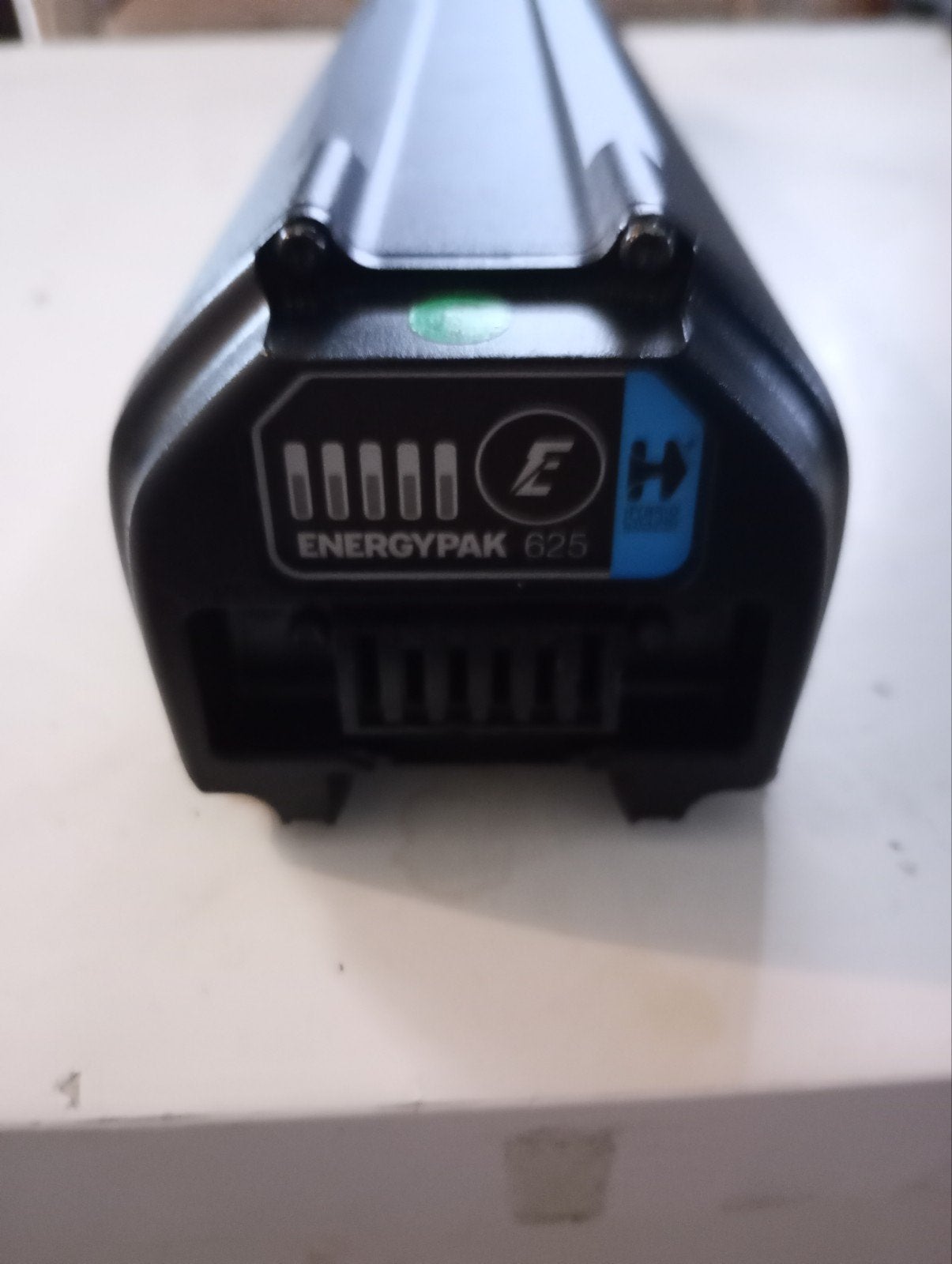 Giant fiets accu 36V 625Wh en snellader 6amp oplader, Ophalen, Zo goed als nieuw