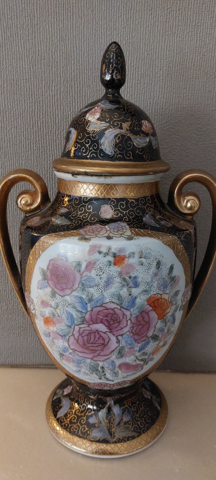 vase (urne) en porcelaine à anses dorées, Antiquités & Art, Enlèvement