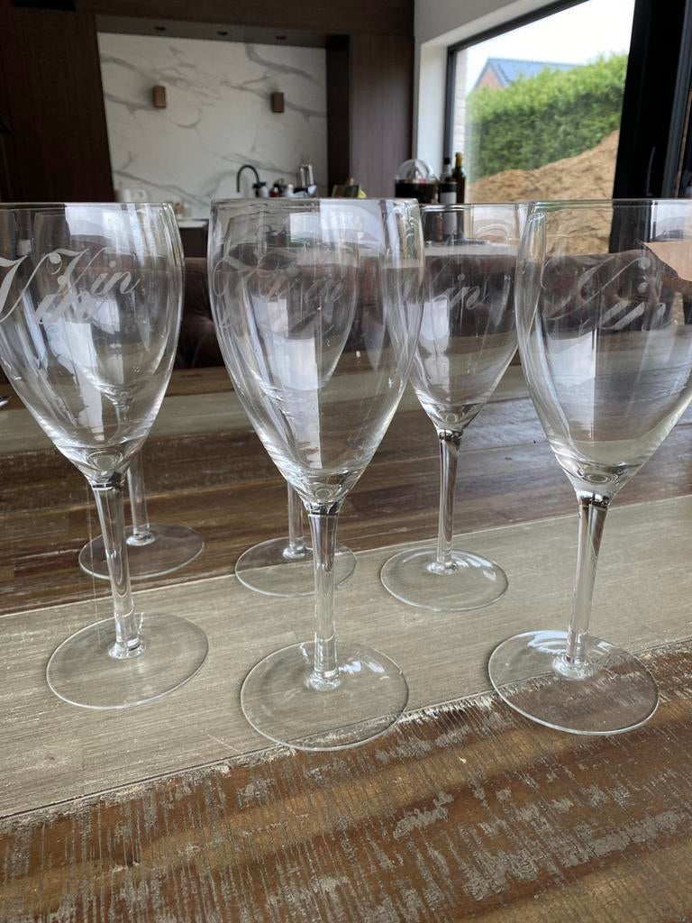 6 wijnglazen met opschrift ‘vin’, Ophalen, Gebruikt