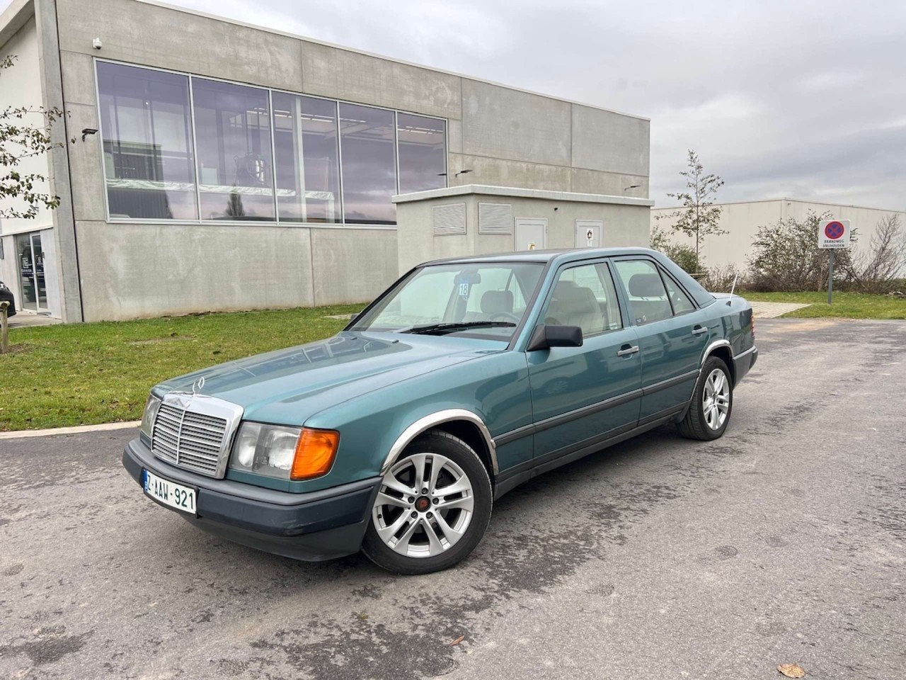 Mercedes-Benz E-Klasse E200 BENZINE Oldtimer * 1 Eigenaar *, foto 5