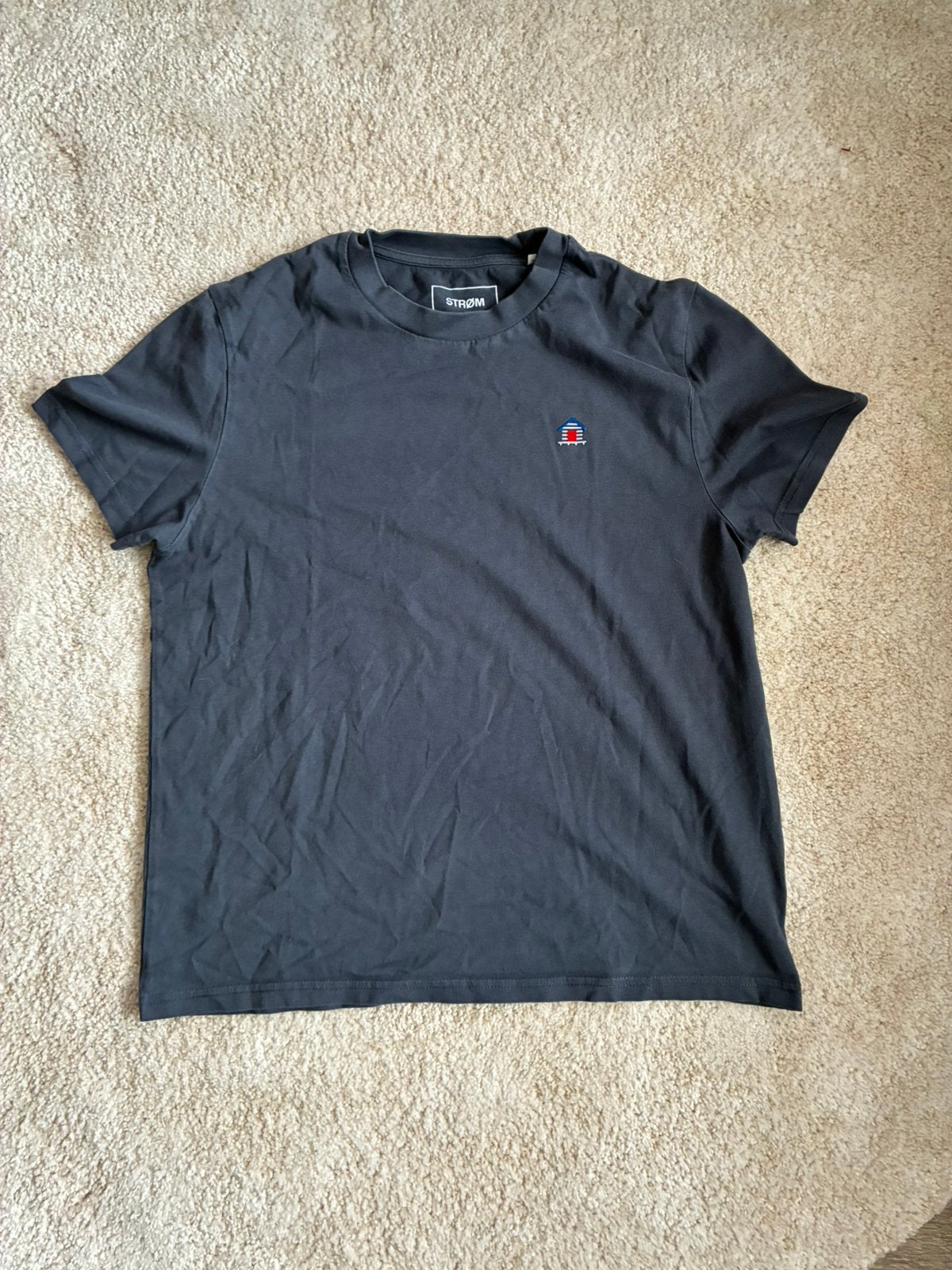 STRØM T-shirt – donkergrijs met klein logo, Ophalen of Verzenden, Zo goed als nieuw, Maat 46 (S) of kleiner, Grijs