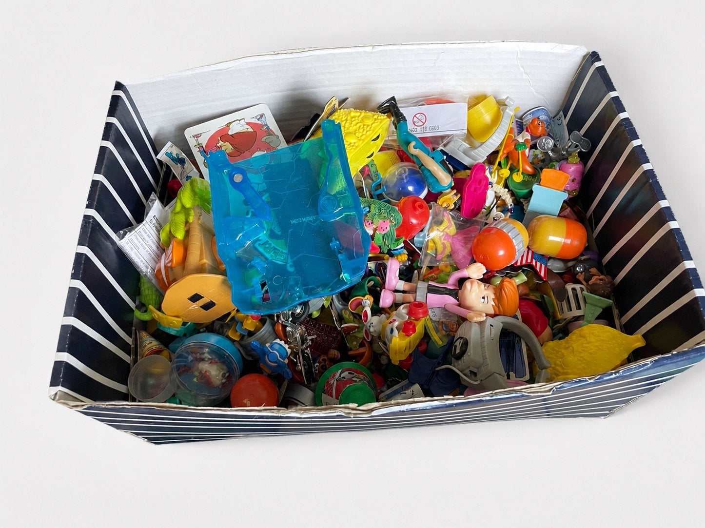 kinder surprise speelgoed lot – grote doos gemengd speelgoed, Ophalen of Verzenden, Zo goed als nieuw