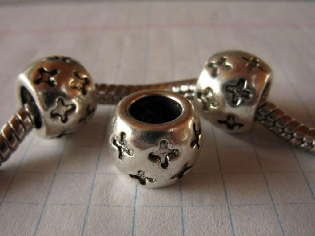 Tibetaans zilveren bedel met kruisjes, Bijoux, Sacs & Beauté, Bracelets à breloques, Neuf, Autres marques, Enlèvement ou Envoi