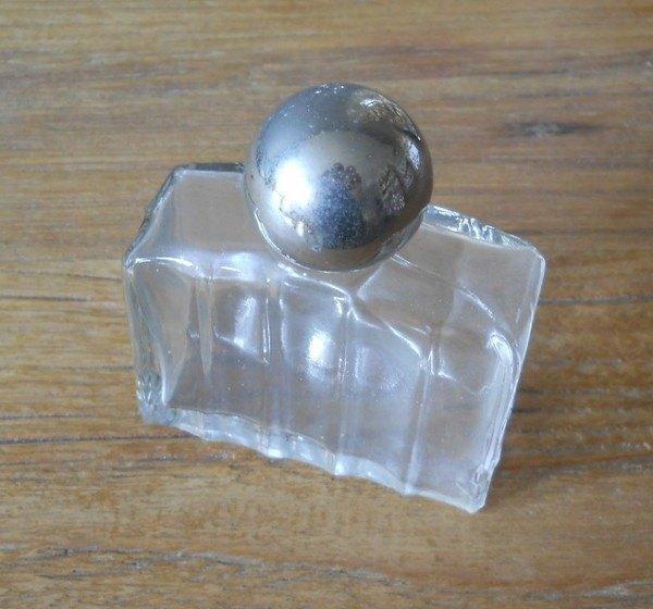 Petit flacon en verre (ancien flacon de parfum ?), Enlèvement