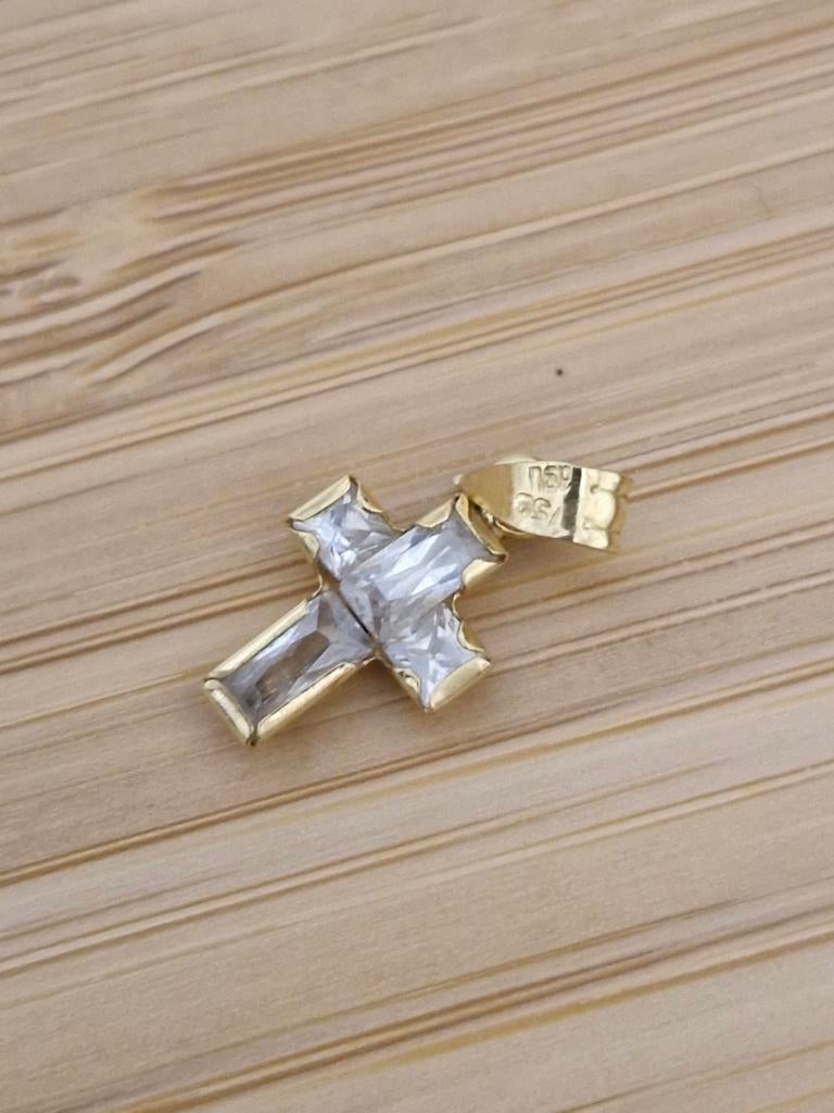 18k gouden kruismedaille met een steen., Ophalen of Verzenden, Geel, Goud