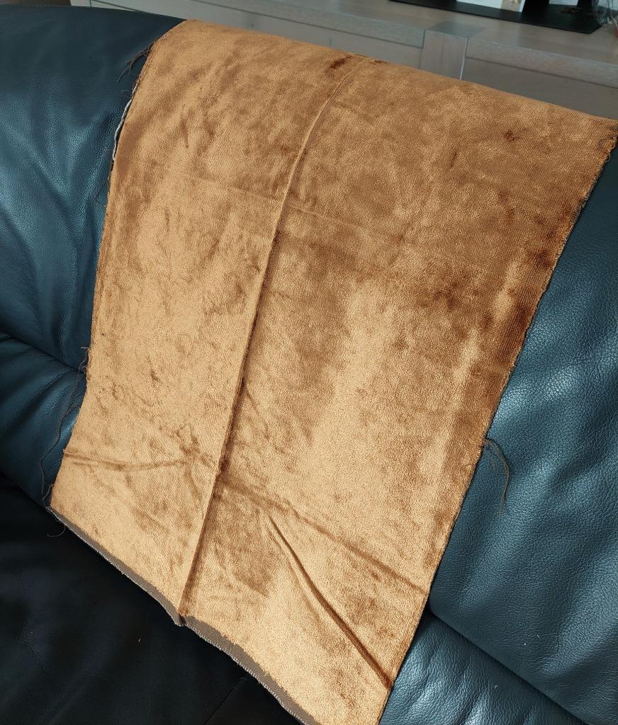 Lapje goudkleurige zwaardere velourslijkende stof, Hobby en Vrije tijd, Overige materialen, Ophalen of Verzenden, Zo goed als nieuw