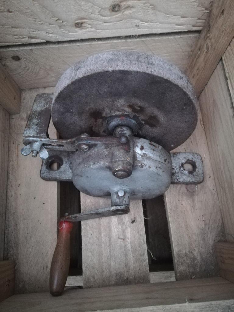 Meule manuelle, Enlèvement