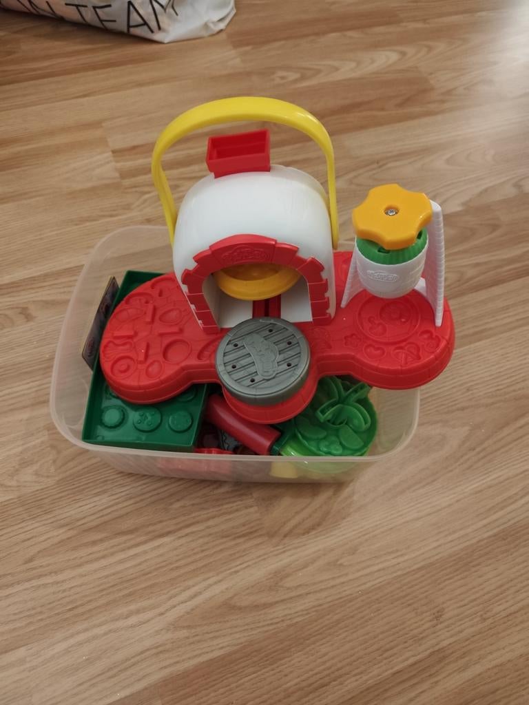 Playdo materiaal, Ophalen
