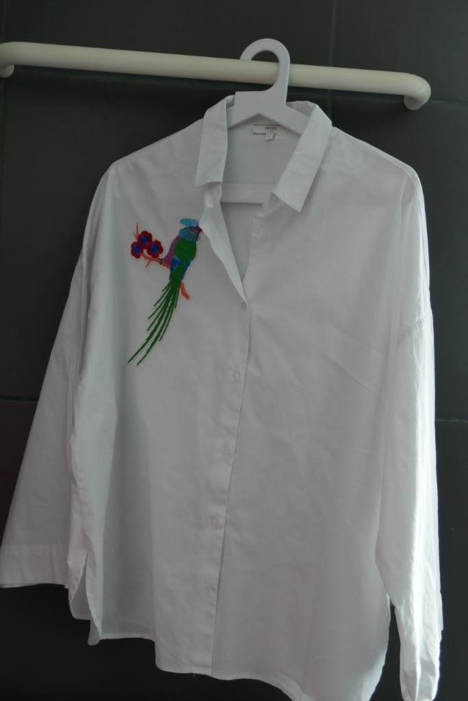 witte hemdbloes met kleurrijke papegaai, Kleding | Dames, Ophalen of Verzenden, Zo goed als nieuw, Maat 46/48 (XL) of groter, Wit