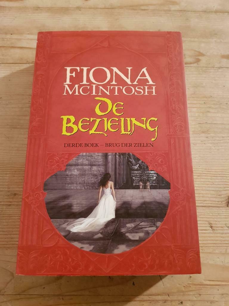 Fiona MacIntosh -  Derde Boek : Brug der zielen     FANTASY, Ophalen of Verzenden, Zo goed als nieuw, F. MacIntosh