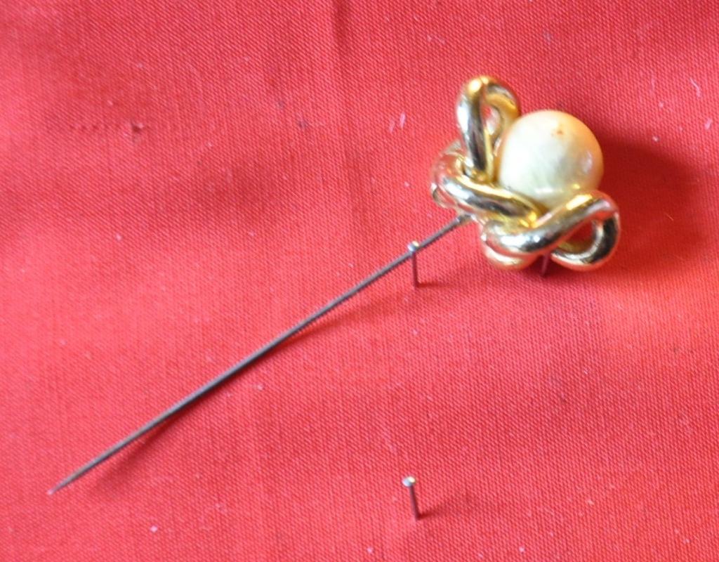 epingle a cravate avec perle nacrée et metal entrelacé, Enlèvement ou Envoi, Autres types