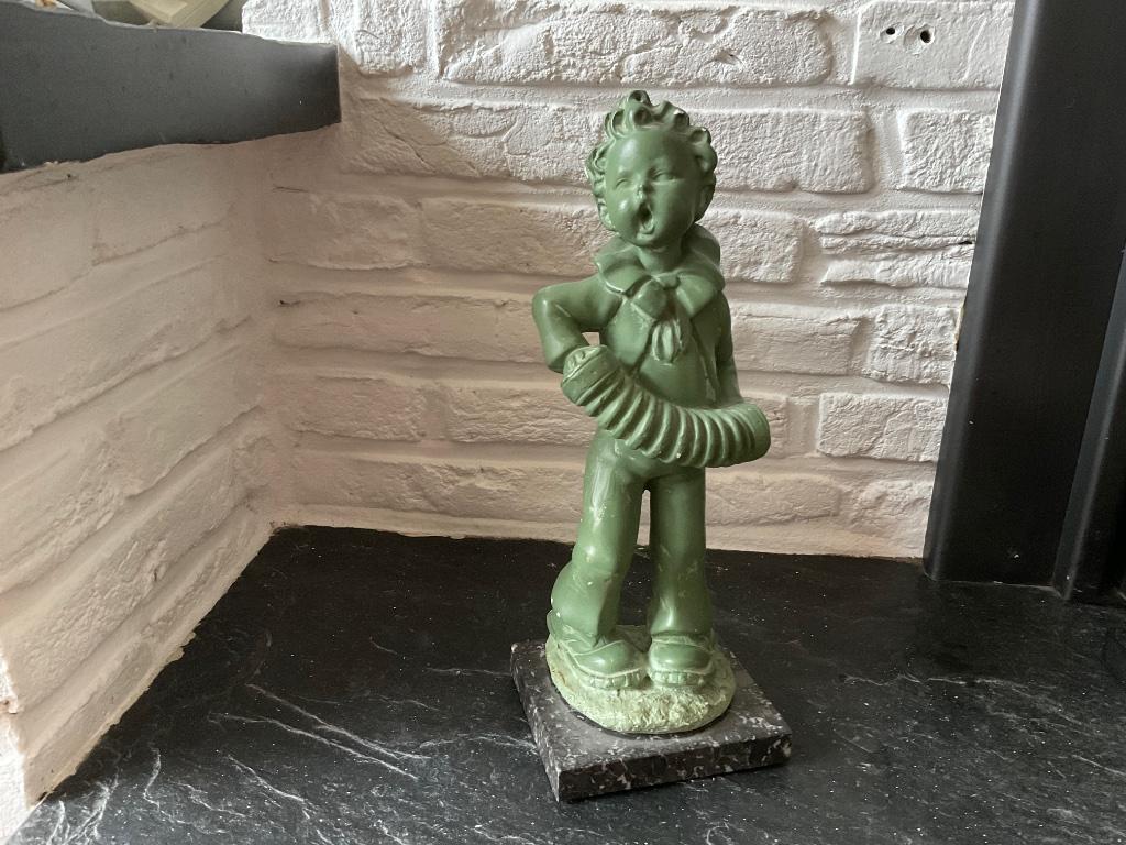 Brocant gipsen beeld jongen met accordeon, Ophalen of Verzenden