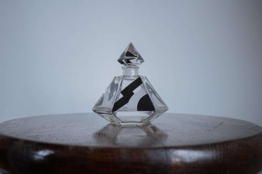 Boheme Karl Palda Small Hexagonal Bottle, Art Deco Flesje, Antiek en Kunst, Ophalen of Verzenden