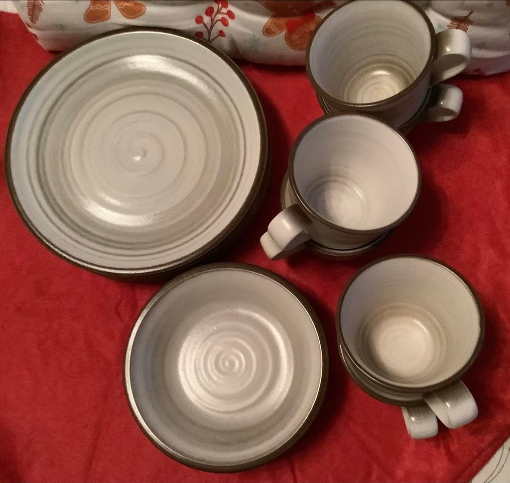 Services 6 personnes(assiette dessert ,sous tasse ,tasse ), Utilisé