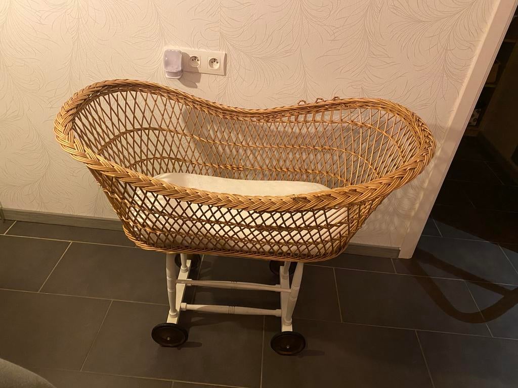 Rieten wiegje op wielen, Kinderen en Baby's, Babywiegjes en Ledikanten, Ophalen, Zo goed als nieuw