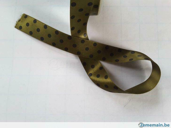 Fancy satijnen lint Khaki groen met zwarte stippen 25 mm bre, Hobby en Vrije tijd, Ophalen of Verzenden, Nieuw