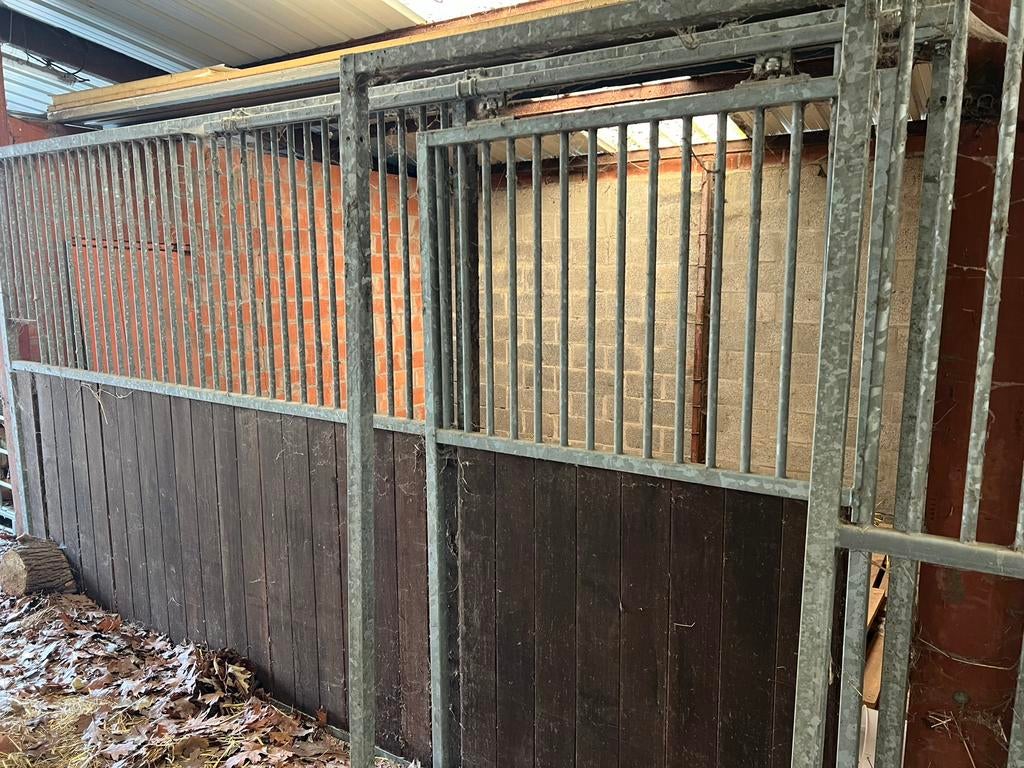 Voorzetwand met staldeur / paardenhek/ paardewand