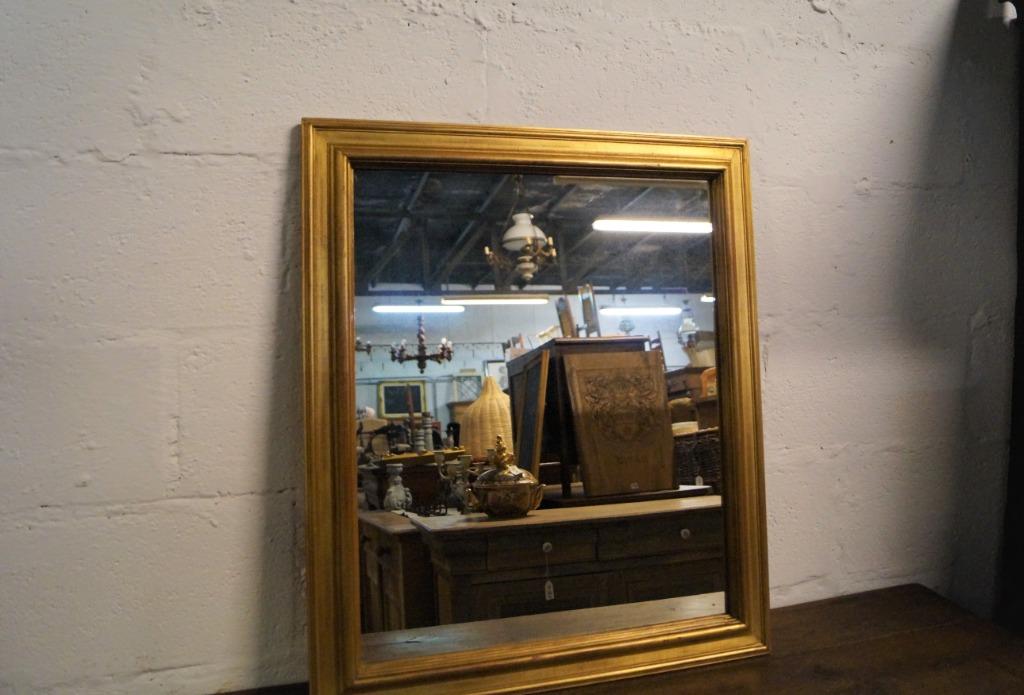 grote oude spiegel met simpele gouden kader L 70cm B 60cm, Huis en Inrichting, Woonaccessoires | Spiegels, Ophalen of Verzenden
