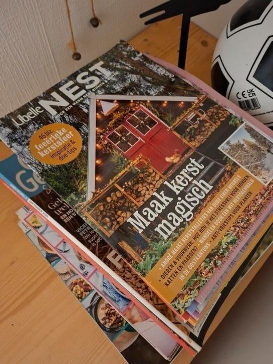 Grote stapel magazines van laatste twee jaar, Ophalen, Gelezen