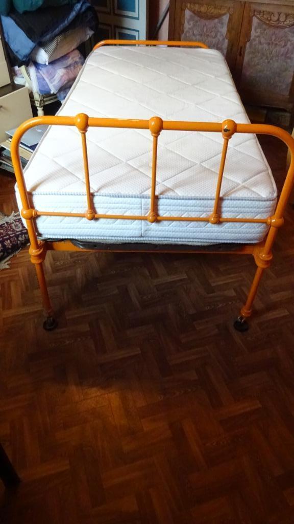 Lit ancien, plus de 100 ans, encore en très bon état, Enlèvement