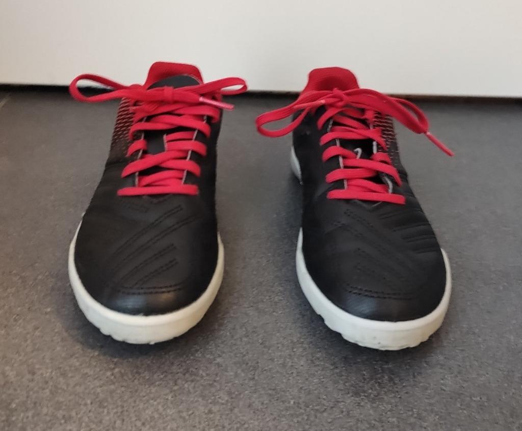 Zwarte agility (voetbal)schoenen Kipsta, maat 31, Kipsta, Ophalen of Verzenden, Zo goed als nieuw, Jongen of Meisje