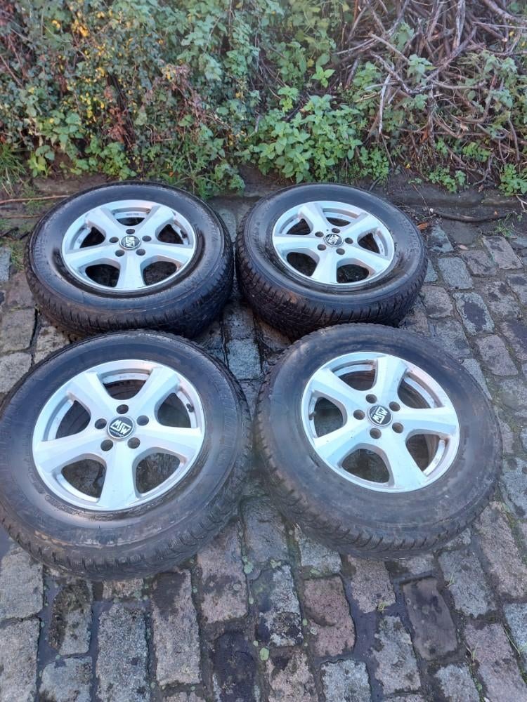 4 jantes alu avec pneus neige 215/70 R16 Kia Sportage, Enlèvement, Pneu(s)